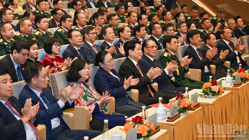 Các đồng chí lãnh đạo, nguyên lãnh đạo Đảng, Nhà nước và đại biểu tham dự lễ kỷ niệm.