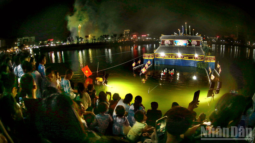 Toàn cảnh buổi biểu diễn rối nước tại ngày hội của địa phương.