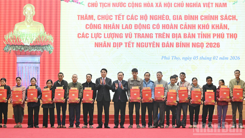 Chủ tịch nước Lương Cường và Phó Bí thư Đảng ủy Mặt trận Tổ quốc, các đoàn thể Trung ương Nguyễn Phi Long trao quà tặng nhân dân tỉnh Phú Thọ.