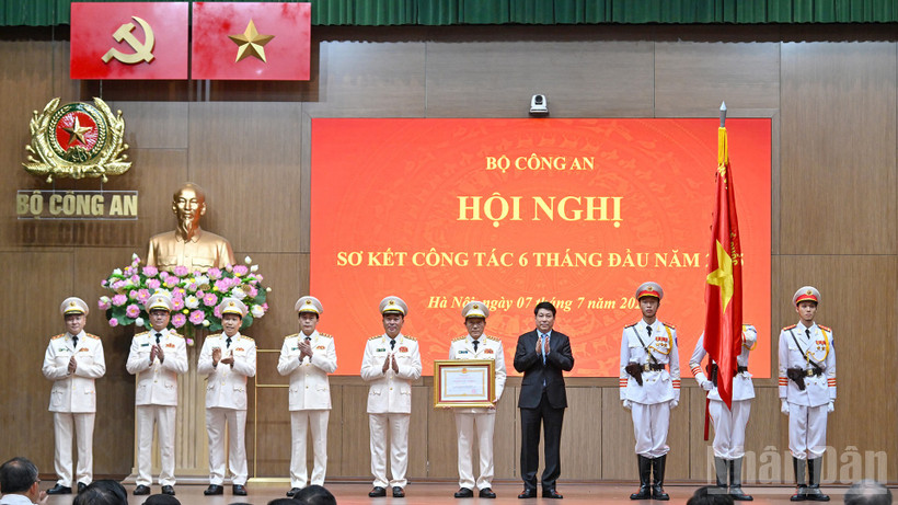 Chủ tịch nước Lương Cường trao Huân chương Lao động hạng Ba tặng Bộ Công an.