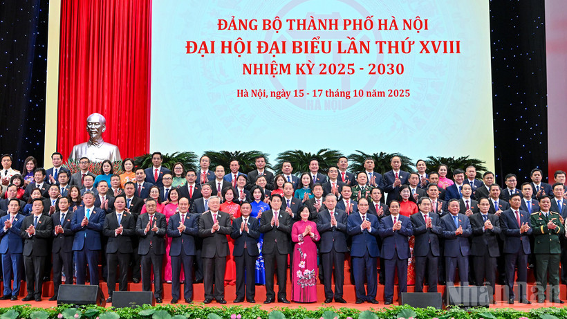 Các đồng chí lãnh đạo, nguyên lãnh đạo Đảng, Nhà nước và đại biểu tại Đại hội đại biểu Đảng bộ thành phố Hà Nội lần thứ XVIII, nhiệm kỳ 2025-2030. (Ảnh: THỦY NGUYÊN)