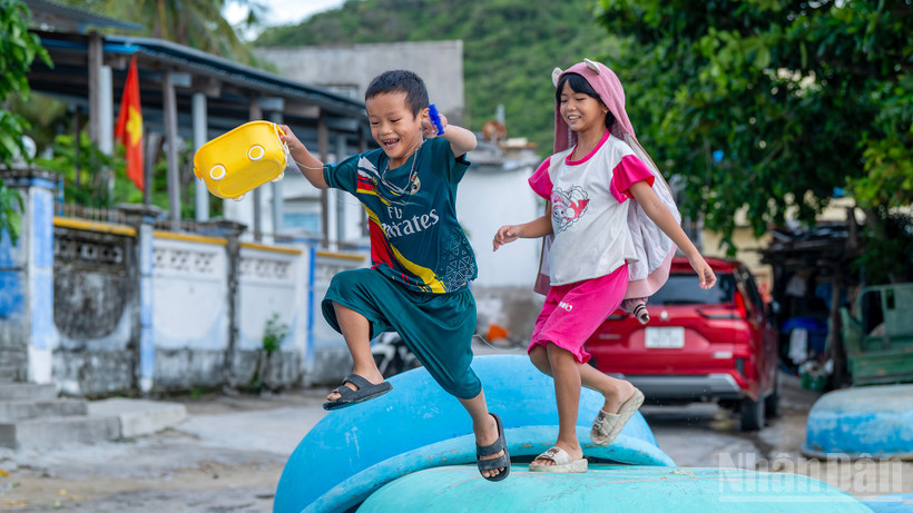 Tiếng cười trẻ nhỏ - thanh âm trong trẻo có thể bắt gặp dễ dàng ở làng chài Ninh Vân.