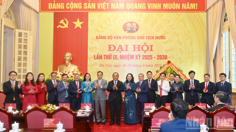 Chánh Văn phòng Trung ương Đảng Lê Hoài Trung và Phó Chủ tịch nước Võ Thị Ánh Xuân chúc mừng Ban Chấp hành Đảng bộ Văn phòng Chủ tịch nước, khóa IX, nhiệm kỳ 2025-2030.