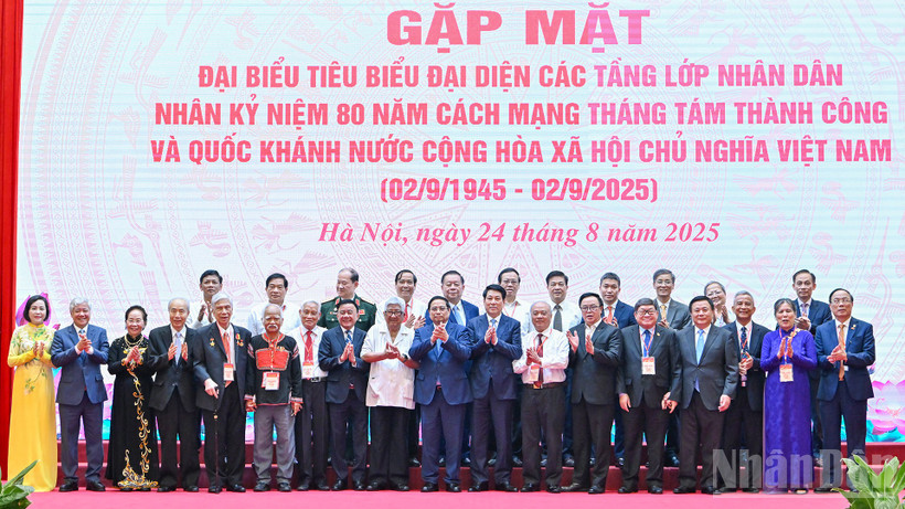 Các đồng chí lãnh đạo, nguyên lãnh đạo Đảng, Nhà nước và các đại biểu tại hội nghị.