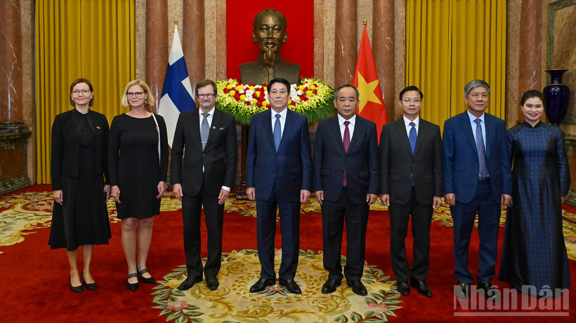 Chủ tịch nước Lương Cường và Đại sứ Cộng hòa Phần Lan tại Việt Nam Pekka Voutilainen cùng các đại biểu tại buổi lễ trình Quốc thư.