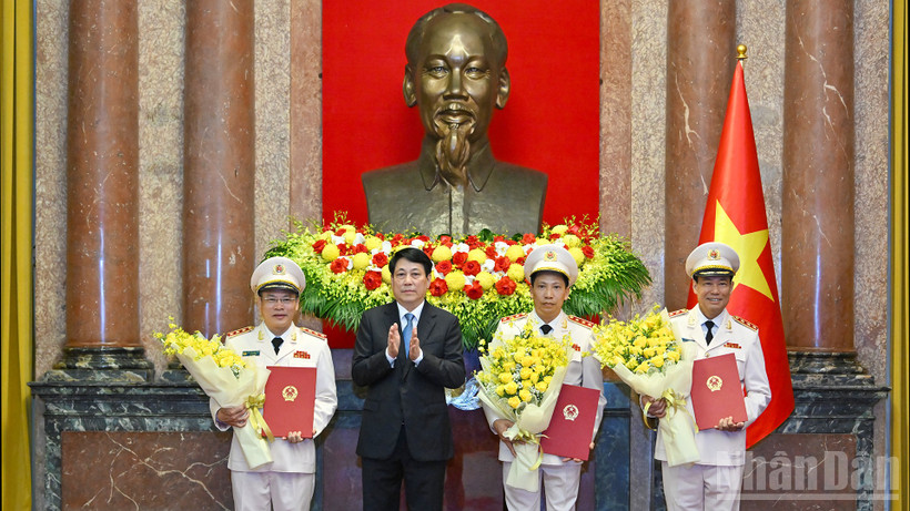 Chủ tịch nước Lương Cường trao Quyết định thăng cấp bậc hàm Thượng tướng cho các đồng chí Lê Tấn Tới, Lê Văn Tuyến và Nguyễn Văn Long.