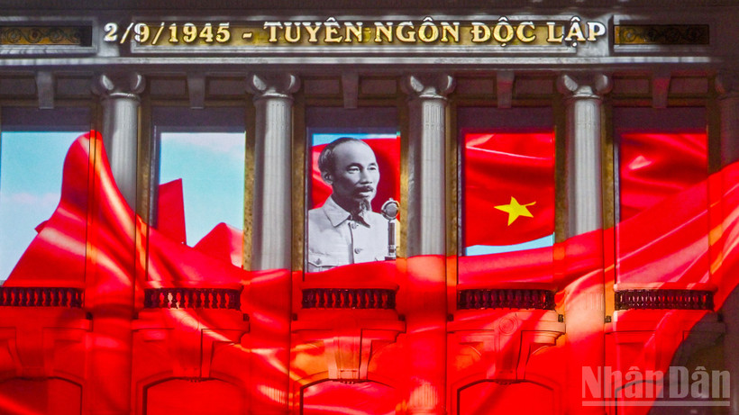 Khoảnh khắc tái hiện ngày 2/9/1945, tại Quảng trường Ba Đình, Hà Nội, Chủ tịch Hồ Chí Minh đã đọc bản Tuyên ngôn Độc lập, khai sinh nước Việt Nam Dân chủ Cộng hòa.