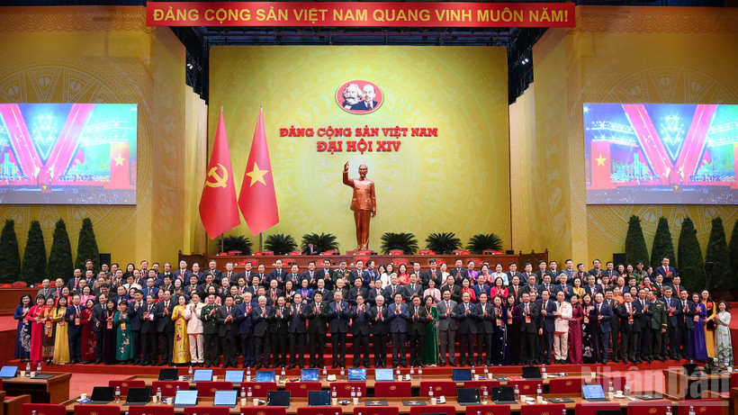 Các đồng chí lãnh đạo Đảng, Nhà nước với các đại biểu tại phiên thảo luận tại hội trường về các Văn kiện Đại hội. (Ảnh: ĐĂNG KHOA)