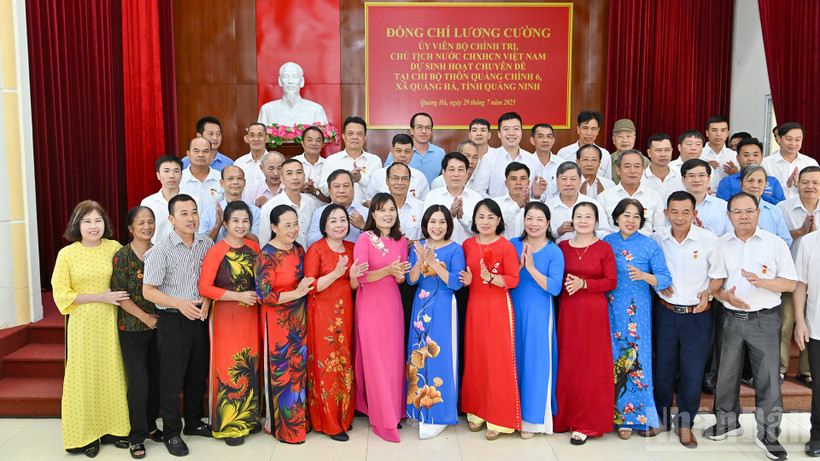 Chủ tịch nước Lương Cường cùng các đại biểu và đảng viên Chi bộ thôn Quảng Chính 6 tại buổi sinh hoạt chuyên đề.