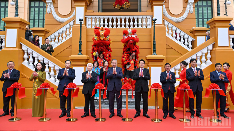 Tổng Bí thư Tô Lâm, Chủ tịch nước Lương Cường, Thường trực Ban Bí thư Trần Cẩm Tú cùng các đồng chí lãnh đạo, nguyên lãnh đạo Đảng, Nhà nước thực hiện nghi thức cắt băng khánh thành công trình Trụ sở làm việc Cơ quan Chủ tịch nước.