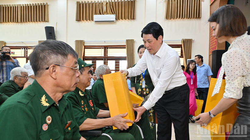Chủ tịch nước Lương Cường trao quà tặng các thương binh tại Trung tâm Điều dưỡng thương binh Duy Tiên.