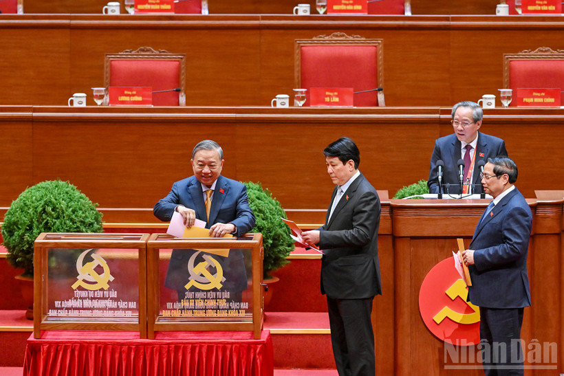 Tổng Bí thư Tô Lâm, Chủ tịch nước Lương Cường, Thủ tướng Phạm Minh Chính bỏ phiếu Bầu Ban Chấp hành Trung ương khóa XIV. (Ảnh ĐĂNG KHOA)