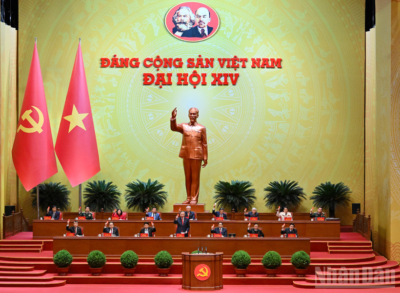 Các đại biểu biểu quyết thông qua Nghị quyết Đại hội XIV của Đảng. (Ảnh: TTXVN)