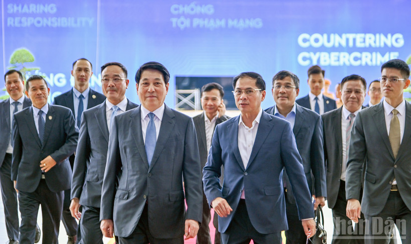 Chủ tịch nước Lương Cường, Phó Thủ tướng Bùi Thanh Sơn cùng các đại biểu tới kiểm tra buổi tổng duyệt chuẩn bị cho Lễ mở ký và Hội nghị cấp cao Công ước Liên hợp quốc về chống tội phạm mạng.