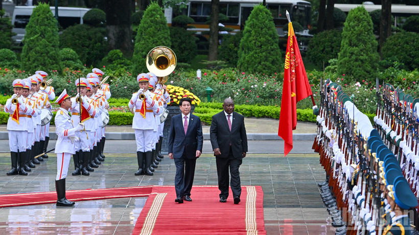 Chủ tịch nước Lương Cường và Tổng thống Nam Phi Matamela Cyril Ramaphosa duyệt Đội Danh dự Quân đội nhân dân Việt Nam.
