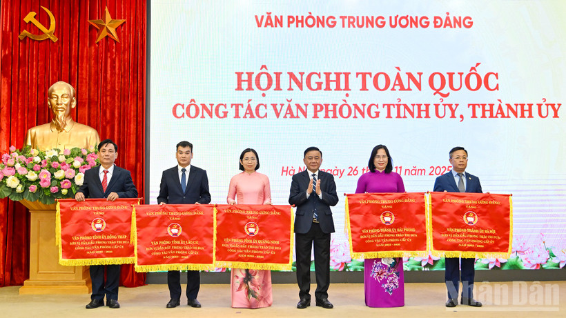 Thường trực Ban Bí thư Trần Cẩm Tú trao Cờ thi đua của Văn phòng Trung ương Đảng tặng các tập thể tại hội nghị.