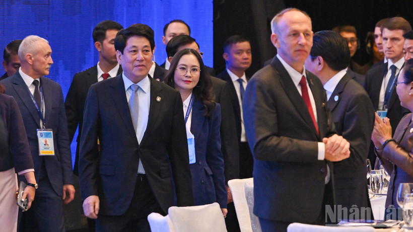 Chủ tịch nước Lương Cường tới dự chiêu đãi.