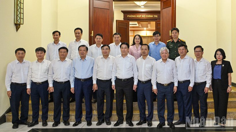 Chủ tịch nước Lương Cường và các đại biểu cùng các đồng chí trong Ban Thường vụ Tỉnh ủy Điện Biên tại buổi làm việc.