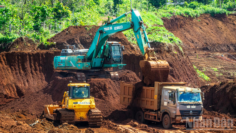 Công đoạn bốc đất phủ trong khai thác bô-xít.