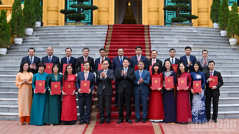 Chủ tịch nước Lương Cường cùng các Đại sứ được bổ nhiệm và đại biểu tại buổi lễ.