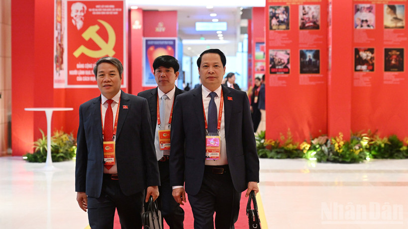 Các đại biểu tới dự phiên khai mạc Đại hội đại biểu toàn quốc lần thứ XIV Đảng Cộng sản Việt Nam. (Ảnh: TRẦN HẢI)