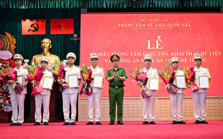 Lãnh đạo Trung tâm Dữ liệu quốc gia trao quyết định cho nhân sự hai đơn vị mới. 3.jpg