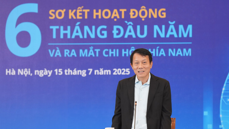 នាយឧត្តមសេនីយ៍ Luong Tam Quang - សមាជិកការិយាល័យនយោបាយ រដ្ឋមន្ត្រីក្រសួងសន្តិសុខសាធារណៈ ប្រធានសមាគមសន្តិសុខតាមអ៊ីនធឺណិតជាតិ អញ្ជើញថ្លែងសុន្ទរកថា។ (រូបថត៖ National Cyber Security Association) dai-tuong-luong-tam-quang-bo-truong-bo-cong-an-chu-tich-hiep-hoi-an-ninh-mang-quoc-gia-phat-bieu-chi-dao-tai-hoi-nghi-so-ket-6-thang-dau-nam-cua-hiep-hoi-146.jpg