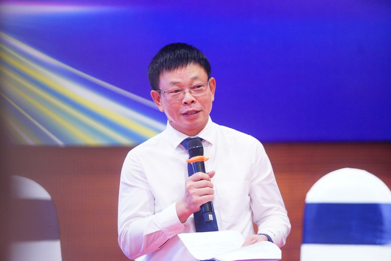 Nhà báo Phùng Công Sưởng - Tổng Biên tập báo Tiền Phong chủ trì điều hành phiên 3 diễn đàn với chủ đề “Chinh phục độc giả Gen Z: Giải mã công thức thành công”. (Ảnh: Duy Phạm/TPO) Nhà báo Phùng Công Sưởng - Tổng Biên tập báo Tiền Phong chủ trì điều hành phiên 3 diễn đàn với chủ đề “Chinh phục độc giả Gen Z: Giải mã công thức thành công”. (Ảnh: Duy Phạm/TPO)