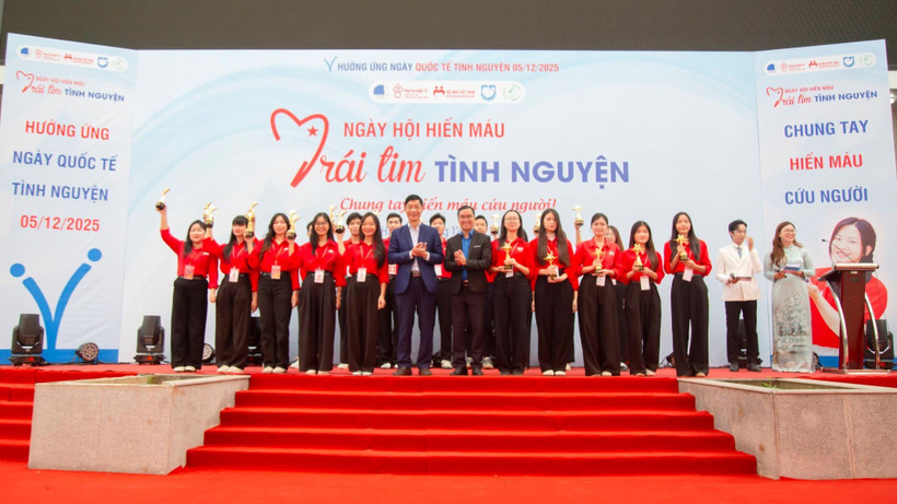 Biểu dương, khen thưởng các tập thể và cá nhân tiêu biểu trong phong trào hiến máu tình nguyện.