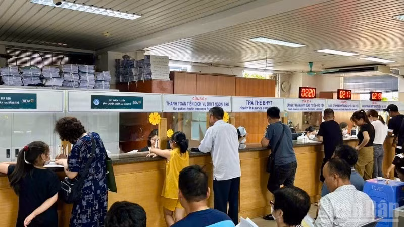 Người tham gia bảo hiểm y tế khi khám bệnh, chữa bệnh phải xuất trình thông tin thẻ bảo hiểm y tế bản giấy hoặc bản điện tử. (Ảnh: ĐỖ THOA)