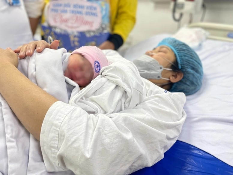 Thủ tướng Chính phủ chỉ đạo bổ sung các chính sách hỗ trợ, khuyến khích các cặp vợ chồng sinh con, sinh đủ hai con, phụ nữ sinh đủ hai con trước 35 tuổi.