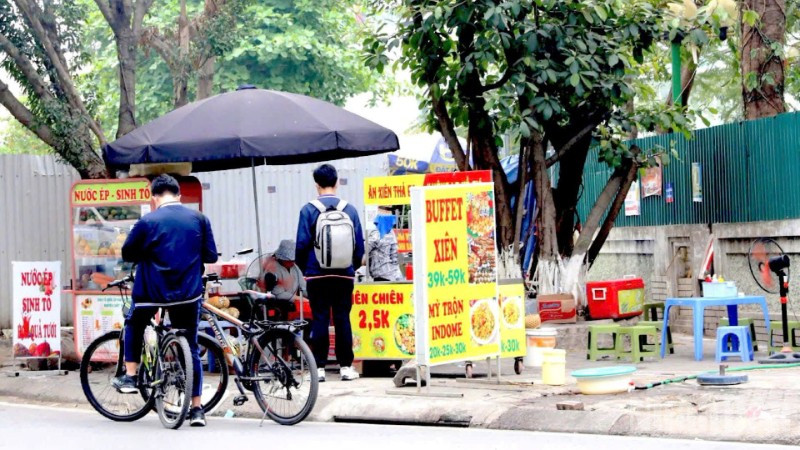 Bộ Y tế yêu cầu các đơn vị kiểm tra, giám sát việc tuân thủ quy định về an toàn thực phẩm tại các cơ sở kinh doanh dịch vụ ăn uống, thức ăn đường phố, thức ăn chung quanh trường học. (Ảnh: ĐỖ THOA)