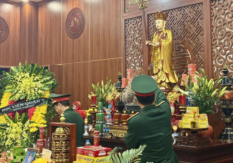 Các đại biểu thắp hương tưởng nhớ người hiến thân xác. 