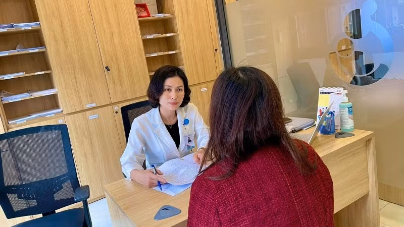 Đại tá, tiến sĩ, bác sĩ chuyên khoa II Đoàn Thị Hằng đang tư vấn cho bệnh nhân. 