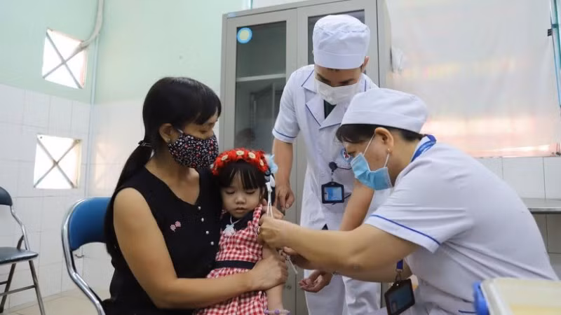 Phụ huynh đưa trẻ đến trạm y tế phường Tây Thạnh (Thành phố Hồ Chí Minh) tiêm chủng.