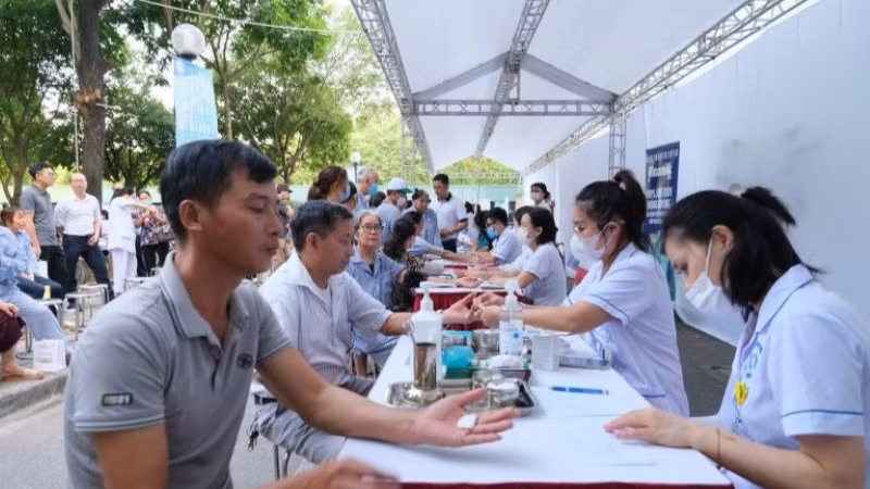 Khám tầm soát, lấy máu xét nghiệm tiểu đường cho người dân. (Ảnh: BVCC)