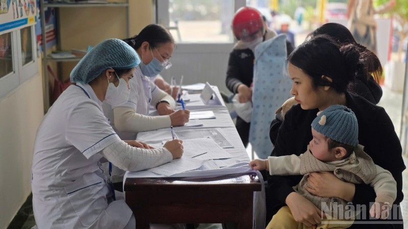 Khám sàng lọc cho trẻ trước khi tiêm vaccine. (Ảnh minh họa)