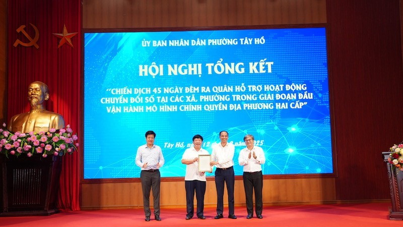 Phó Chủ tịch Ủy ban nhân dân thành phố Hà Nội Trương Việt Dũng trao thư khen của thành phố Hà Nội cho lãnh đạo phường Tây Hồ, do phường có thành tích xuất sắc trong trong Chiến dịch "45 ngày đêm ra quân hỗ trợ hoạt động chuyển đổi số”.