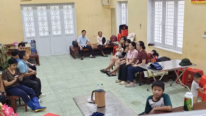 Người dân tránh bão số 5 tại Nhà văn hóa Tổ dân phố Liên Vinh, phường Hải Bình, tỉnh Thanh Hóa.