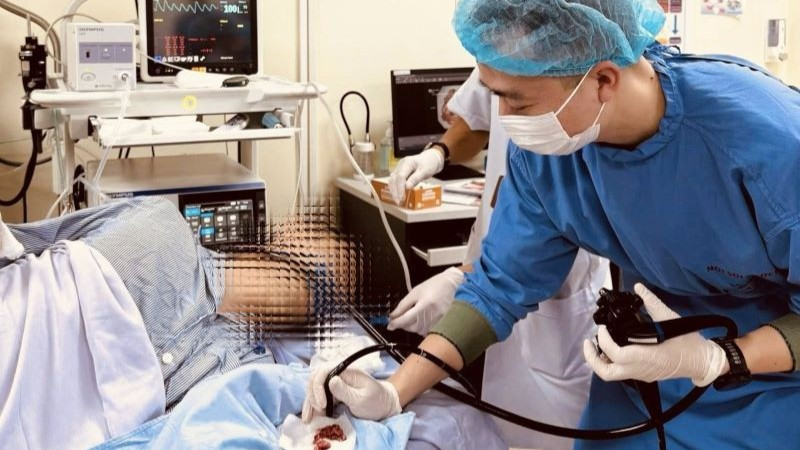 Khối u của bệnh nhân được các bác sĩ loại bỏ sau can thiệp nội soi hiện đại.