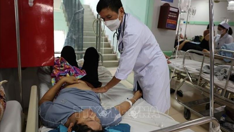 Bác sĩ Khoa Truyền nhiễm, Bệnh viện đa khoa Bà Rịa thăm khám cho bệnh nhân ngộ độc thực phẩm nghi do ăn bánh mì tại tiệm Ngọc Hà, phường Phú Mỹ. (Ảnh: TTXVN)