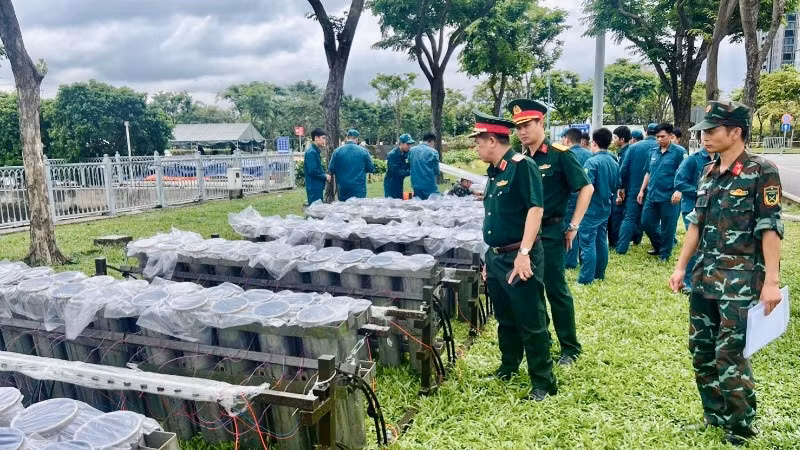 Lực lượng vũ trang thành phố chuẩn bị trận địa pháo hoa.