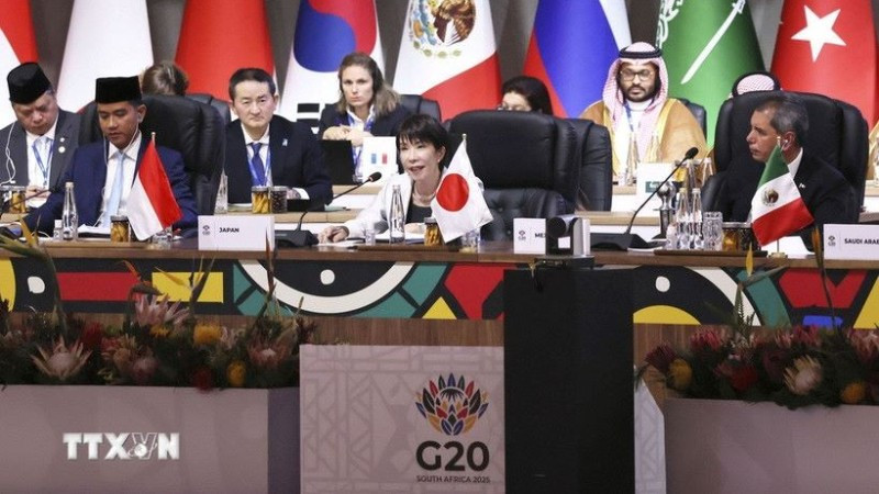 Thủ tướng Nhật Bản Sanae Takaichi (giữa) phát biểu tại Hội nghị thượng đỉnh G20 ở Johannesburg, Nam Phi ngày 22/11/2025. (ẢNH: Kyodo/TTXVN)
