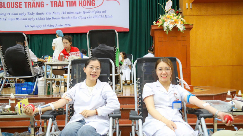 Những “bóng hồng blouse trắng” lặng lẽ trao đi những giọt máu hồng, tiếp thêm hy vọng sống cho bệnh nhân.