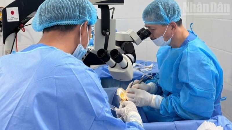 Bác sĩ phẫu thuật miễn phí cho bệnh nhân