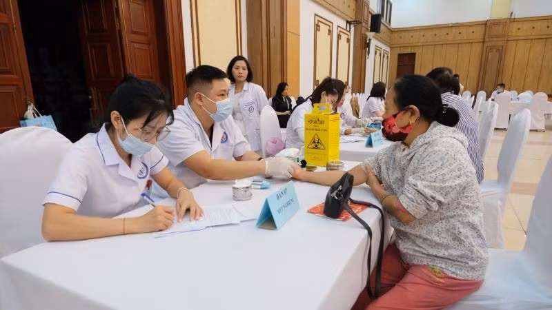 Các bác sĩ Bệnh viện Nội tiết Trung ương và Bệnh viện Nội tiết Nam Định thăm khám, tư vấn bệnh đái tháo đường cho người dân.