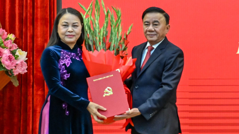 Thường trực Ban Bí thư Trần Cẩm Tú trao Quyết định của Bộ Chính trị, tặng hoa chúc mừng đồng chí Nguyễn Thị Thu Hà. (Ảnh: DUY LINH)
