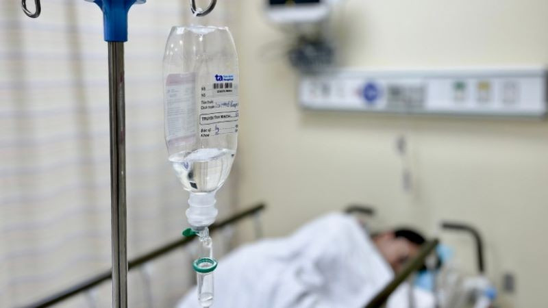 Người bệnh bị ngộ độc thực phẩm đang được truyền dịch. (Ảnh: Bệnh viện cung cấp)