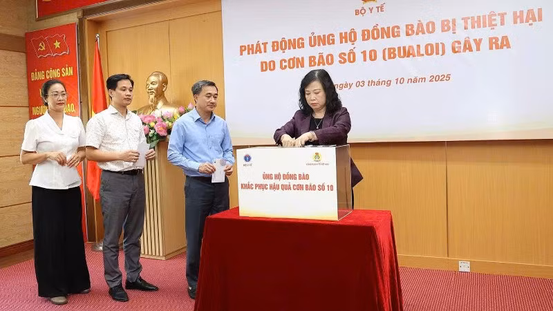 Cán bộ, công chức, viên chức, người lao động thuộc Bộ Y tế đã trực tiếp tham gia quyên góp, ủng hộ đồng bào vùng bão lũ bằng việc bỏ phong bì vào thùng quyên góp.