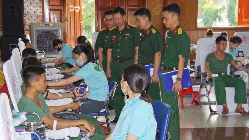 Lãnh đạo, Chỉ huy Trường Trung cấp Kỹ thuật Công binh, Binh chủng Công binh phối hợp Bệnh viện Trung ương Quân đội 108 tổ chức Ngày hội “Hiến máu cứu chữa đồng đội” năm 2025. 